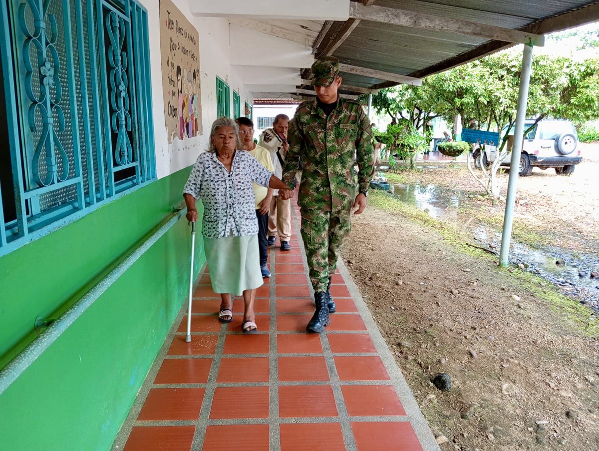 Nuestros soldados del Batallón Especial Energético y Vial Nº19 llegaron hasta la Casa del Adulto Mayor Antonio Chilatra en Puerto Rico #Caquetá, para compartir con los abuelitos 👴🏼 un refrigerio y entregarles unos regalos 🎁. #SiempreATuLado