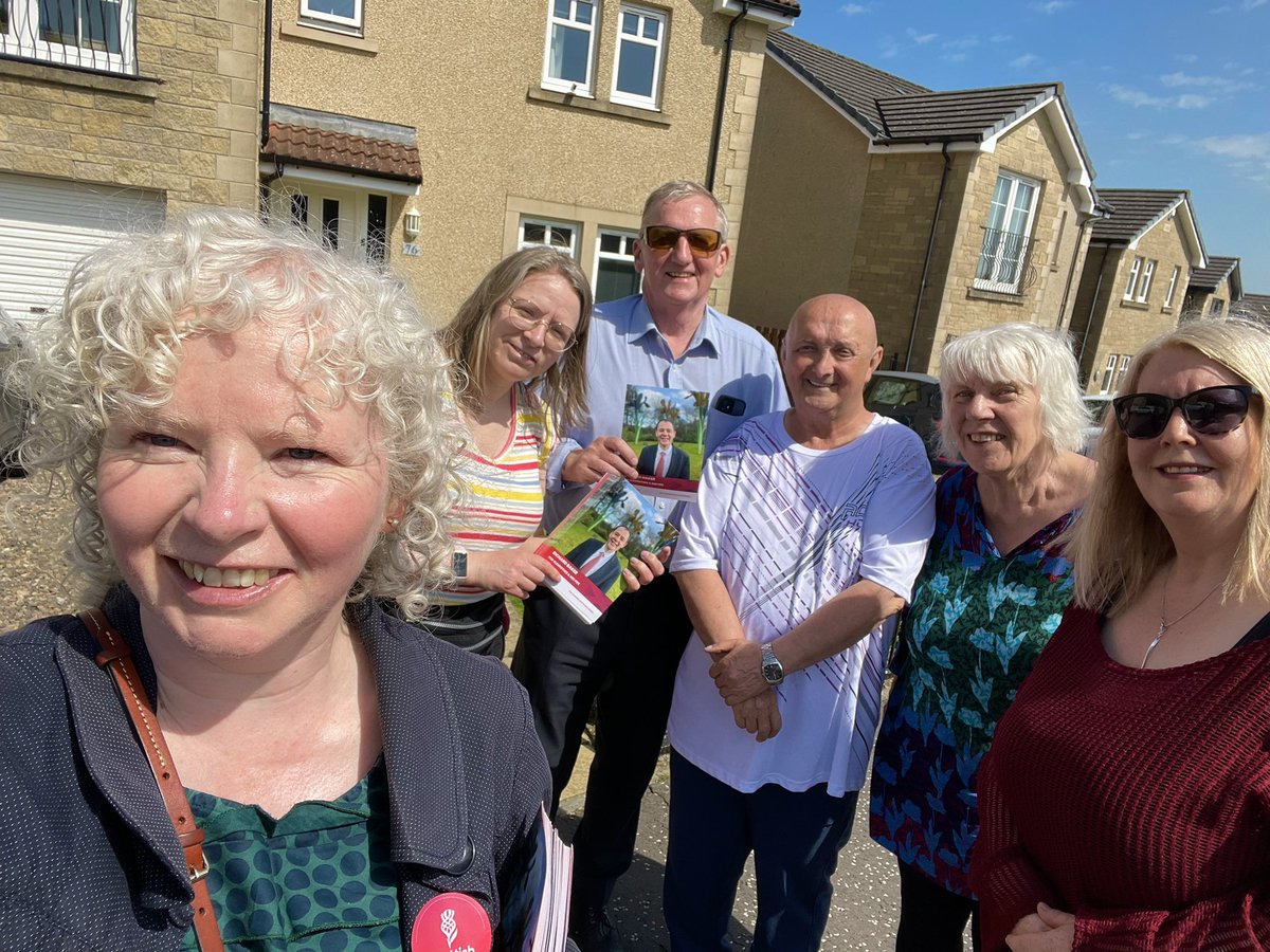 Sunscreen on this morning campaigning with @AlexRowleyFife in Kelty for @Baker4Lab - voters agree it’s time for change with @ScottishLabour