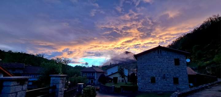 Luliirvalbu's tweet photo. H ☀️ r c ▲d a s
💛🌿🌼💜🌫🏠🧡
📸 León Rodríguez
#Horcadas
#leonesp 🦁❤ https://t.co/ORO3h1TozW