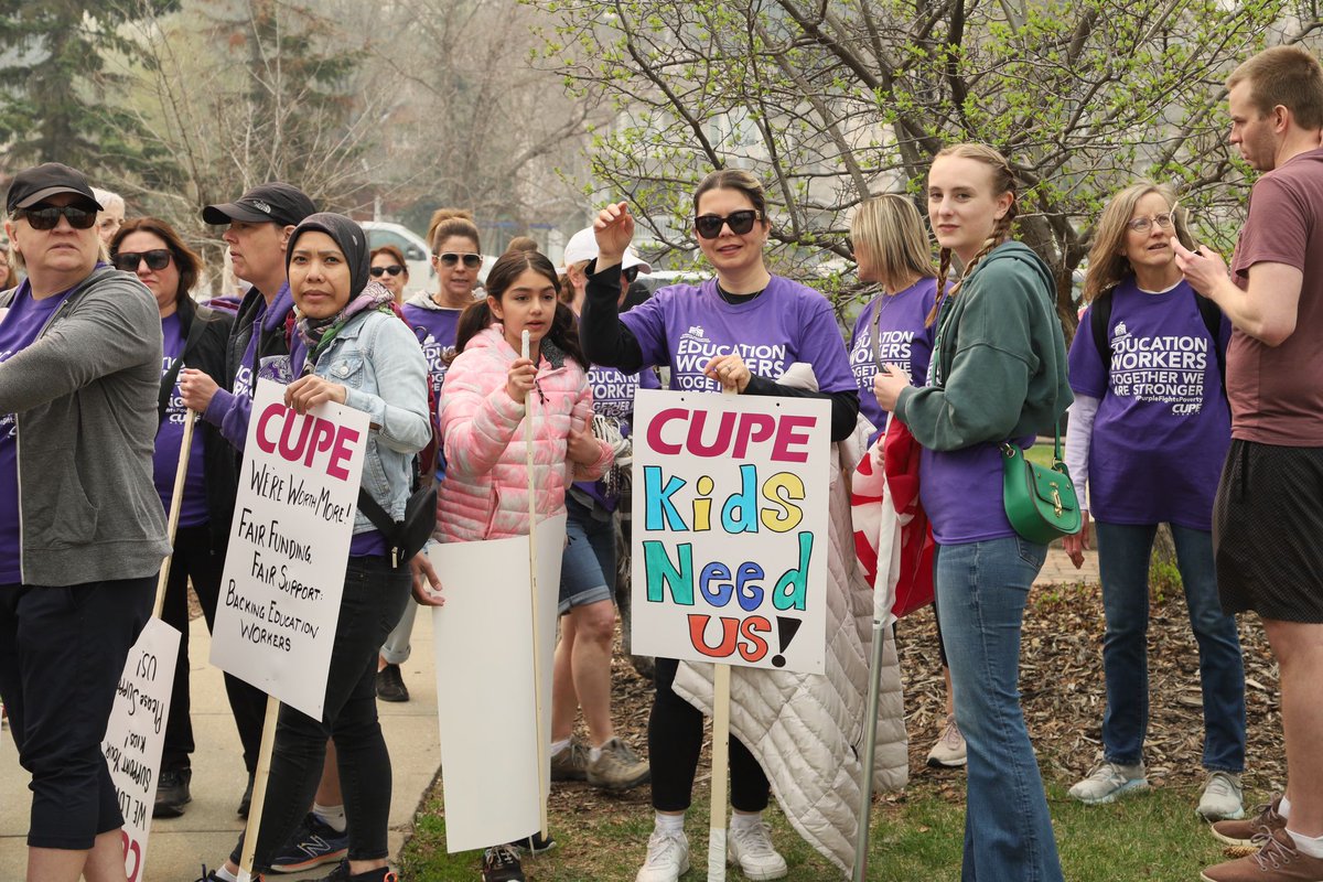 Alberta has the lowest per-student education funding in Canada. Our support staff make an average of just $34,000 per year, and have not had a real wage increase in over a decade. 

Alberta needs a raise. 

wagingahead.ca