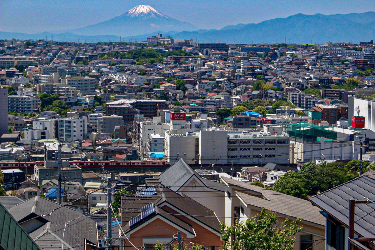 京急×富士山　衝撃のビフォーアフター　おいおい🙄存在感が圧倒的じゃないかよ　この国とこの景色が本当に大好きです❤️
#鉄道写真　#富士山　#日本の風景　#写真好きと繋がりたい