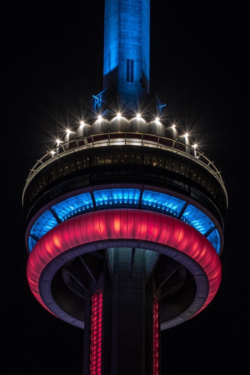 Tonight the #CNTower will also be lit blue and red for Fibromuscular Dysplasia Awareness Month / Ce soir, la #TourCN sera également illuminée en bleu et rouge pour le Mois de sensibilisation à la dysplasie fibromusculaire