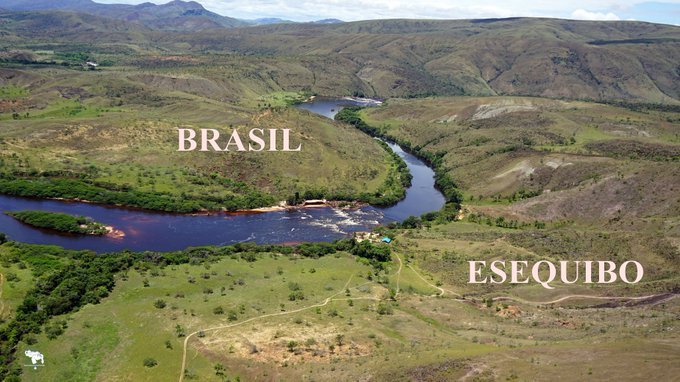 Río Ireng, frontera natural entre Venezuela y Brasil al sur del Territorio Esequibo #18May #MiMapa Es el único río principal del Esequibo que fluye de norte a sur. Nace en la Sierra de Pacaraima y es cuenca del río Amazonas.