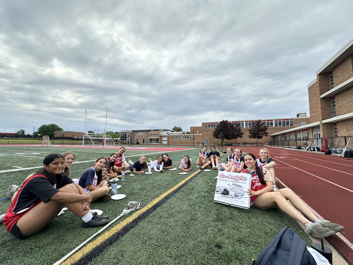 Thank you <a href="/mhsbooster516/">Mineola Boosters</a> for the delicious pizza!!! The perfect fuel for our playoff game today 💪🏻  1pm @ Manhasset HS! Wear RED! <a href="/MineolaAD/">MineolaAthletics</a>