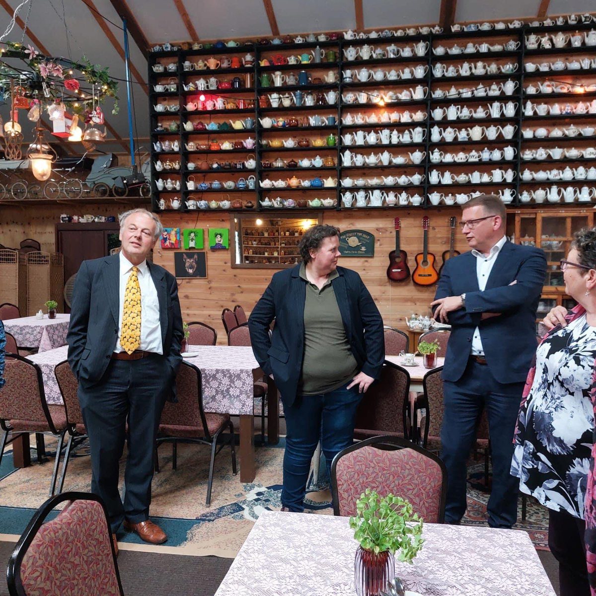 Gisteren was er hoog bezoek op onze boerderij. De commissaris van de koning was samen met gedeputeerde Harold Zoet te gast. We hebben het gehad over de transitie van de landbouw, de kansen, uitdagingen, verbindingen, korte ketens en over ons fantastische vak! 💚
#farm #food #fun