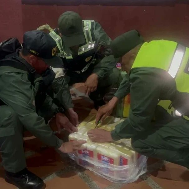En playas de Boca de Aroa, municipio Silva #Falcón, Guardia Nacional Bolivariana localiza 325 panelas de presunta cocaina. El hallazgo que se produjo la mañana de hoy sábado en la playa adyacente al Peaje de Boca de Aroa, donde se encontraron 13 bultos abandonos con la droga.
