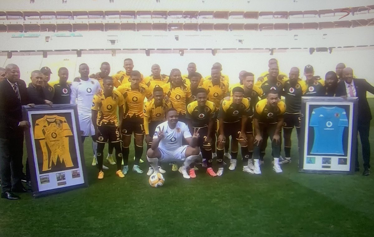 𝗞𝗛𝗨𝗡𝗘 𝗛𝗢𝗡𝗢𝗨𝗥𝗘𝗗 ✌️

@KaizerChiefs have honoured long-term goalkeeper @IIKHUNE_32_16 with a guard of honour. 

#DStvPrem