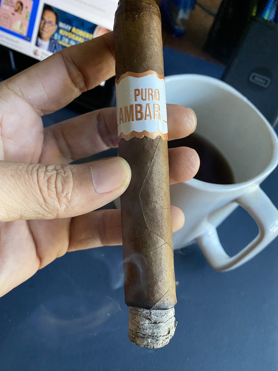 Good morning fam! Dominican puro  for breakfast.
Puro Ambar Legacy 🔥🔥🔥
Very good and inexpensive. Give it a smoke…💨💨💨