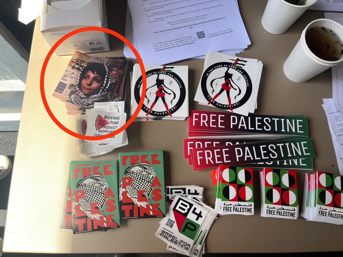 Bei der Besetzung der Uni Basel lagen auf einem Info-Tisch auch Sticker mit dem Portrait von Leila Khaled, führendes Mitglied der terroristischen Volksfront zur Befreiung Palästinas (PFLP), aus. Berühmtheit erlangte sie durch ihre Beteiligung an zwei Flugzeug-Entführungen 1969/70