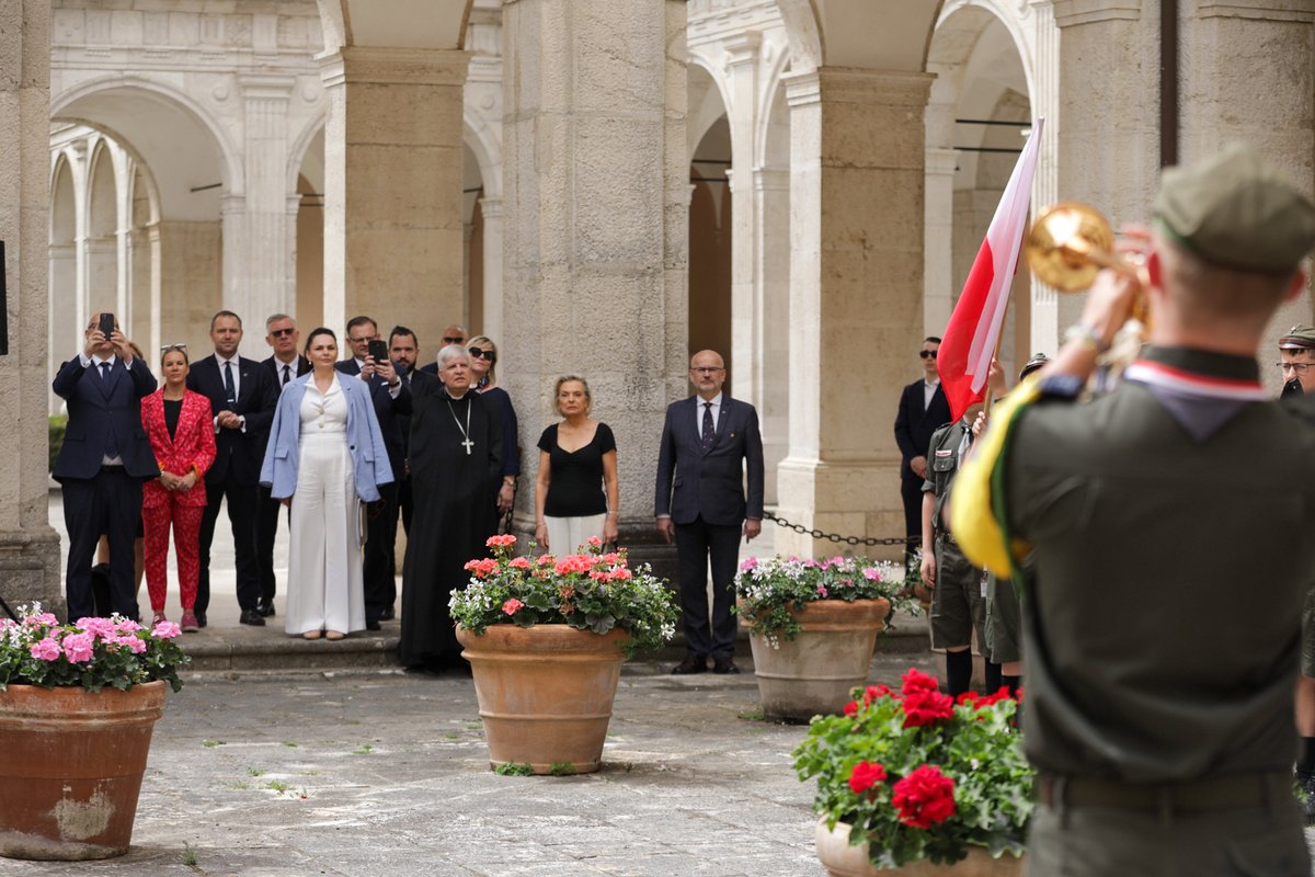 Today, the commemoration of the 80th anniversary of the Allied victory in the Battle of Monte Cassino continues. The IPN “Trails of Hope. Odyssey of Freedom” exhibit was presented at the Monte Cassino abbey by the President of the Institute, @nawrockikn.