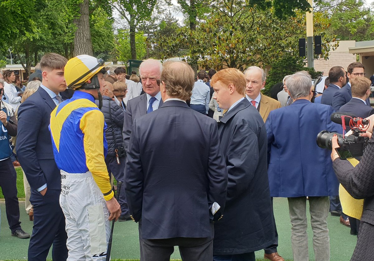 @HowTheyRun Team @WillieMullinsNH in parade ring ahead of Mr Incredible running @Hippo_Auteuil @francegalop