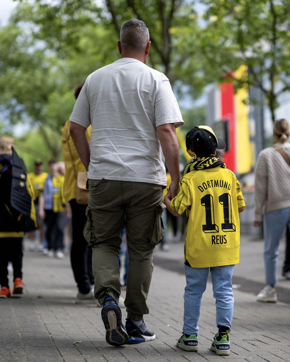 « Transmission » Une photo comme on les aime, en ce jour de dernier match de Marco Reus au Signal Iduna Park sous le maillot du Borussia Dortmund 👕🐝