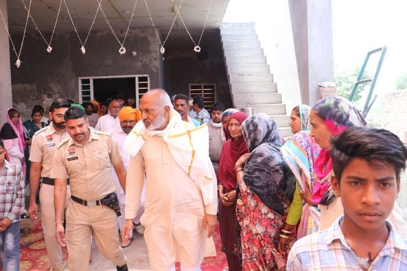 lakshmannapa's tweet photo. आज हल्के के गाँव #हमजापुर छावनी स्थित #पीर बाबा जी के दरबार में आयोजित समारोह में हाजरी लगाकर मत्था टेका और देश प्रदेश में अमन-चैन की दुआ मांगी | इस दौरान ग्रामवासियों से मिलकर उनका हाल जाना एवं सकारात्मक संवाद स्थापित किया ।
#peerbaba #HamjaPur https://t.co/ThnrGvSlD5