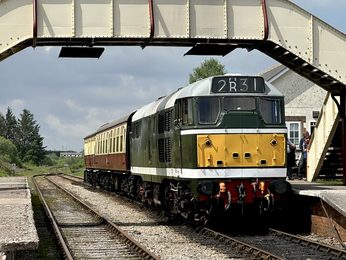 She’s back in action! An absolute delight to see and hear D5627 (31203) in traffic here at Blaenavon today. IIRC, if you have the Hornby 31 model in green and white, this is the exact loco on which it’s based