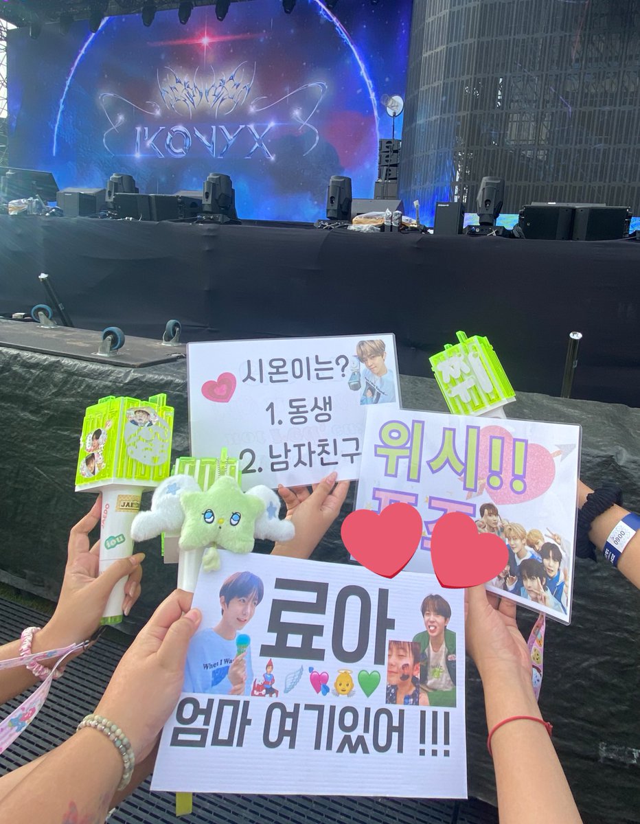 bbearfullsun66's tweet image. น้องเรียวเห็นป้ายนี้ด้วย
“료아 엄마여기있“
“น้องเรียวคุณแม่อยู่ตรงนี้นะ”
น้องยิ้มแล้วยกนิ้วงี้ให้ 👍 แม่แม่คนนี้ด้วย ฮื่อๆๆๆๆๆๆๆๆๆๆๆๆๆ 😭💚
#료 #NCTWISH #IkonyxBKK2024 #IkonyxConcert