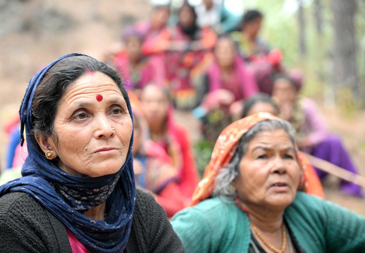 Jungle Ke dost’ (Friends of forest) is a group comprising women volunteers to douse forest fires. Women here r seen resting after extinguishing forest fire in Sitlakhet in #Uttarakhand on May 6💙 Photo Credit: @shashiskashyap thehindu.com/sci-tech/energ… via @khabrimishra @the_hindu