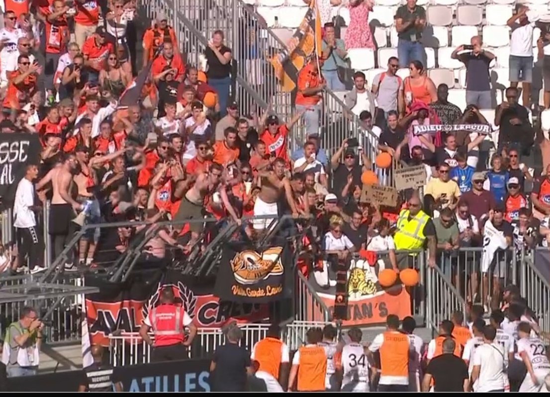 Frantix53's tweet image. BILAN DEP 23-24 🚗 🚌 
10 en Ligue2 + 2 en CdF

4 victoires (+ 2 cdf)
5 nuls
1 défaite

2 voitures.
0 pv.
1 train couchette.
1 short de Roye.
3 satins offertes.
Quelques litres de bière.
Des dizaines de stickages.
Un club et une équipe en tribune 🧡