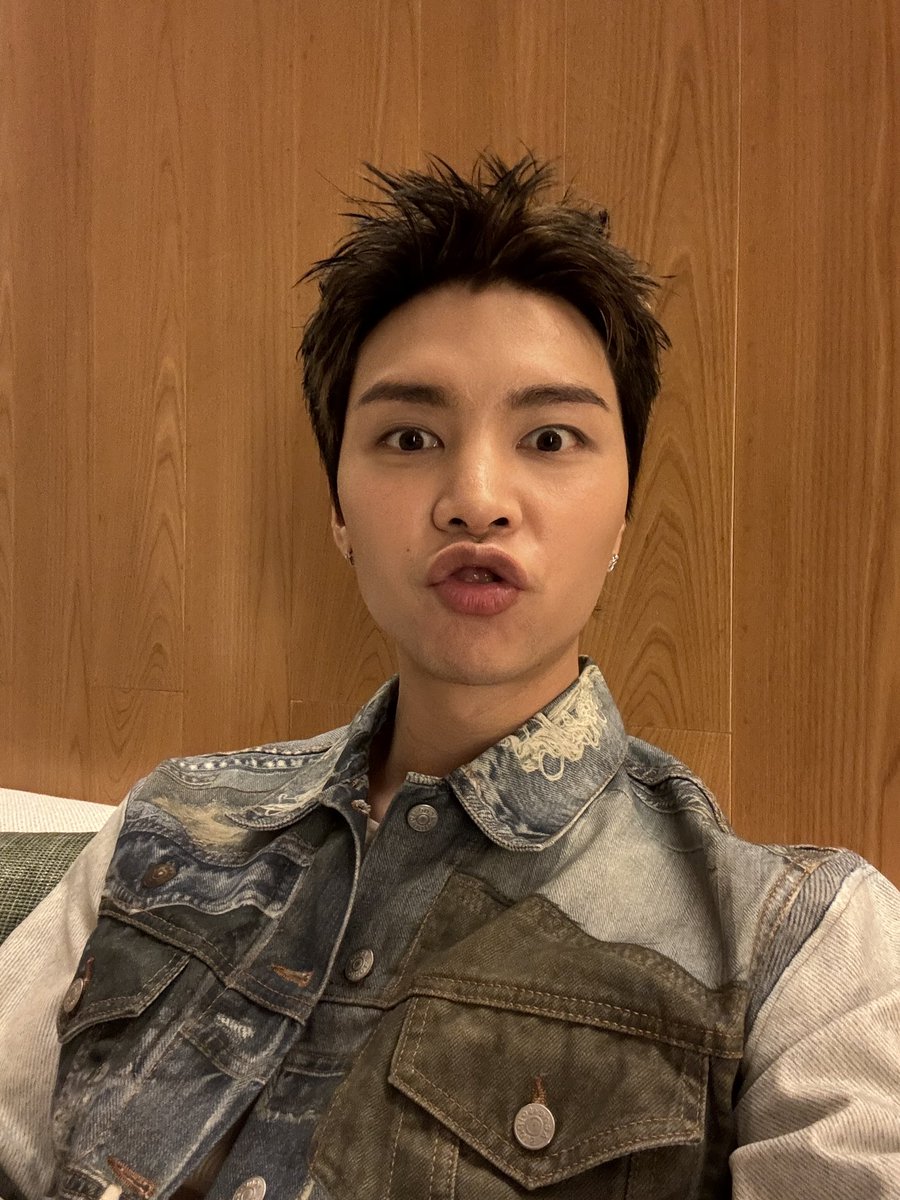 240518 - 🐱🫧💌

And this is the one I took when going to the store in Beijing ㅎㅎㅎㅎㅎㅎㅎㅎ🙈🙈🙈🙈🙈🙈🙈🙈🙈