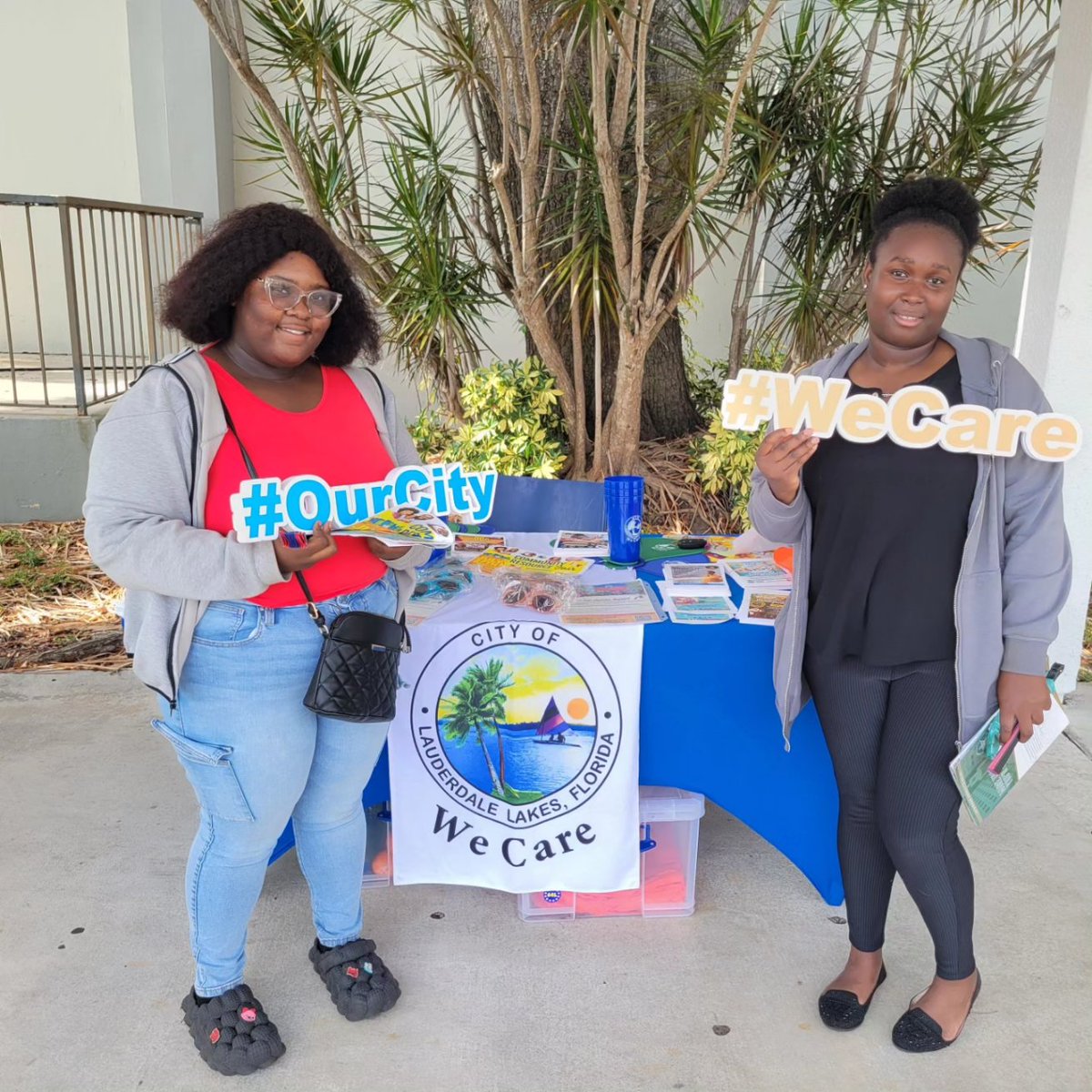 LLakes_WeCare's tweet photo. Lauderdale Lakes joined in the sea of red and blue at Boyd Anderson High School as they celebrated Haitian Flag Day yesterday! The community resource fair has lots of information for students, parents, family, and friends! #HaitianFlagDay #CommunityResourceFair #LauderdaleLakes https://t.co/s1ql6yHXRB