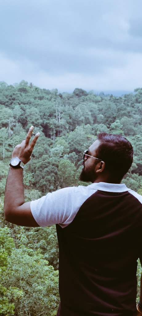 MGRnagaraj2303's tweet photo. நாடு கடந்து சென்று சுற்றுலாச்சலத்தில் போட்டோ எடுக்கலாம்னு போஸ் கொடுத்தா கை ஆட்டோமேட்டிக்கா போது இது ரத்தத்திலே வந்தது போல
#munner https://t.co/QEYLCiy7CN