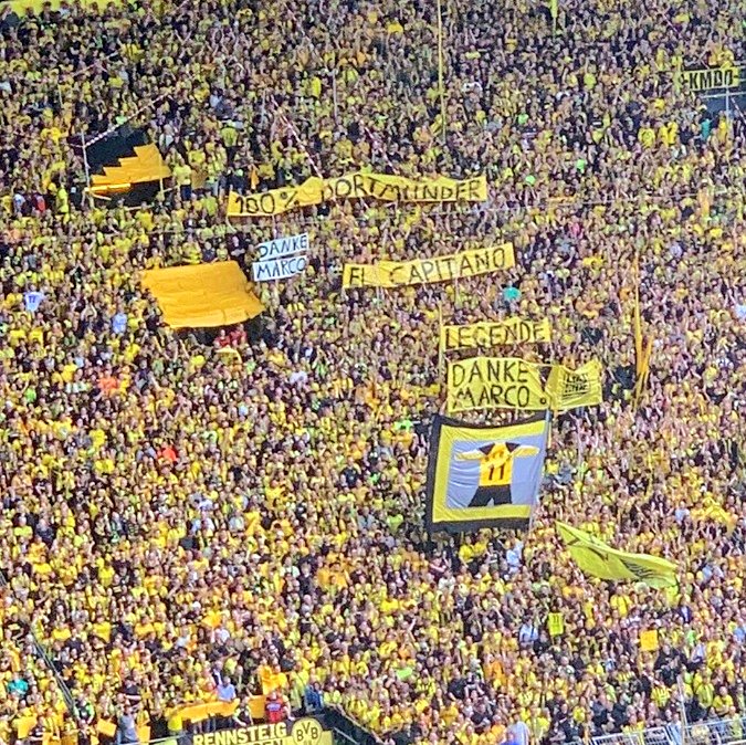 “100% Dortmund. O capitão. Lenda. Obrigado Marco [Reus]!”, dizem as faixas da torcida do Borussia Dortmund! ✨️