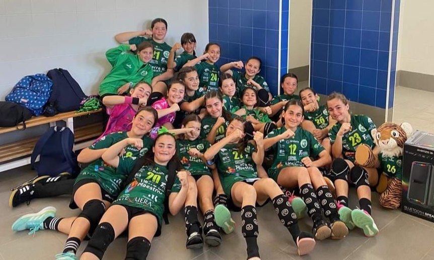 BaseBMLosDolmen's tweet photo. 🚀🤾🏻‍♀️ Las peques del equipo #AlevinFemenino semifinalistas en el #CADEBA24 ‼️

A luchar por el 🥇!! Enhorabuena 🐯!! 

@101tvAntequera
@xasportwear
@FABM_Malaga
@FAndaluzaBM
#MuchoVerde 
#muchodolmenesantequera 
#somosdebalonmano https://t.co/5jrM71KmBG