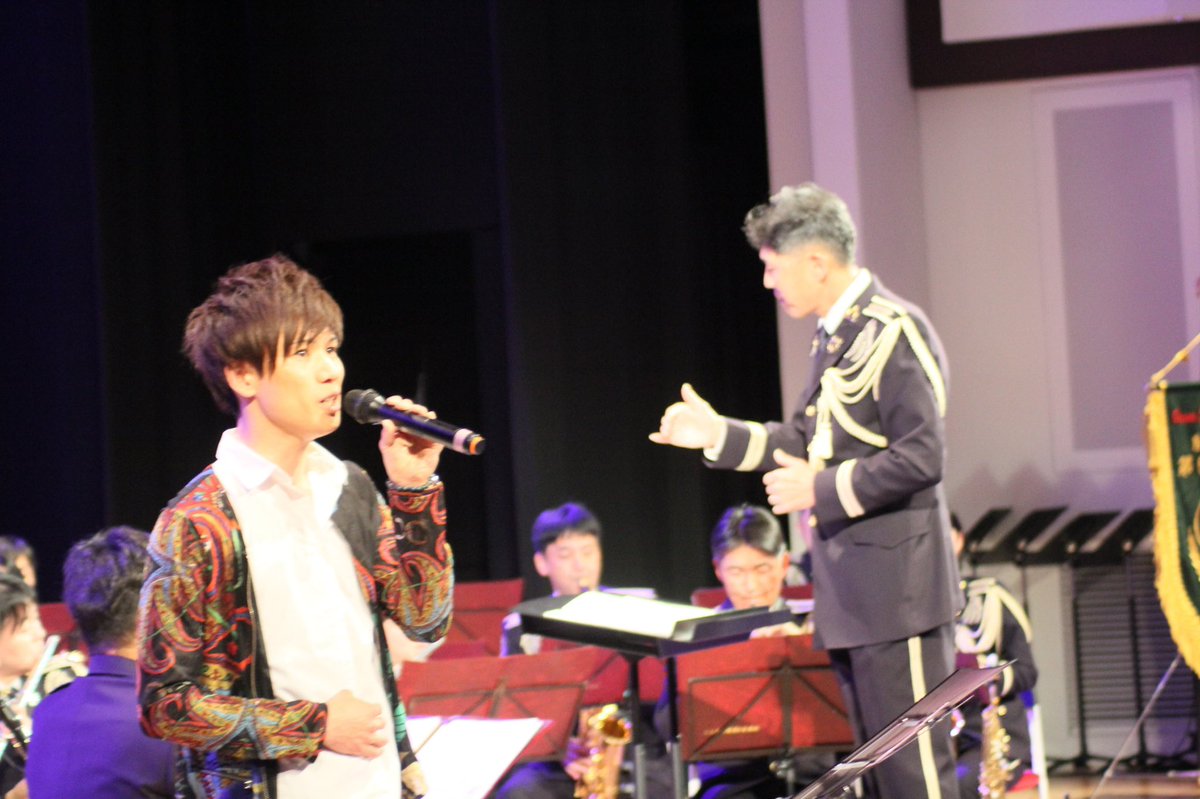 taskuofficiale1's tweet photo. 本日はリフノスにて、陸上自衛隊第６音楽隊のコンサートでゲスト出演させて頂きました！

短い時間でしたが、大変貴重な時間でした。

陸上自衛隊音楽隊のみなさん、関係者のみなさん、ありがとうございました！

#利府町観光大使 #翼tasku #陸上自衛隊第6音楽隊 https://t.co/u5OVHp5KBA