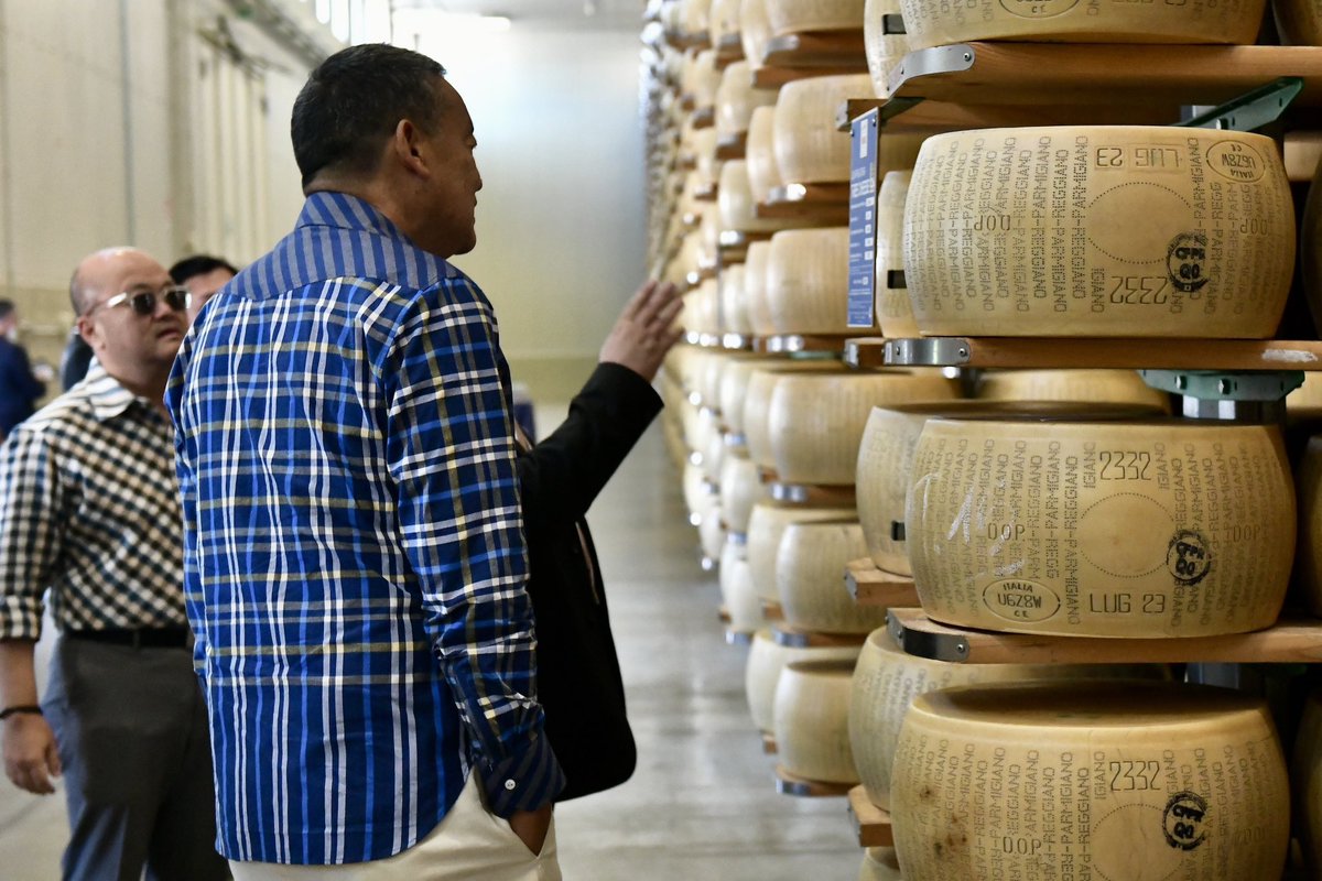 Visiting the Boni SpA, a leading company producing Pamigiano Reggiano cheeses in Italy, reminded me of the potential of the Thai diary production especially in Saraburi and Kanchanaburi provinces which can utilize the technique and knowledge from Italy to produce good quality
