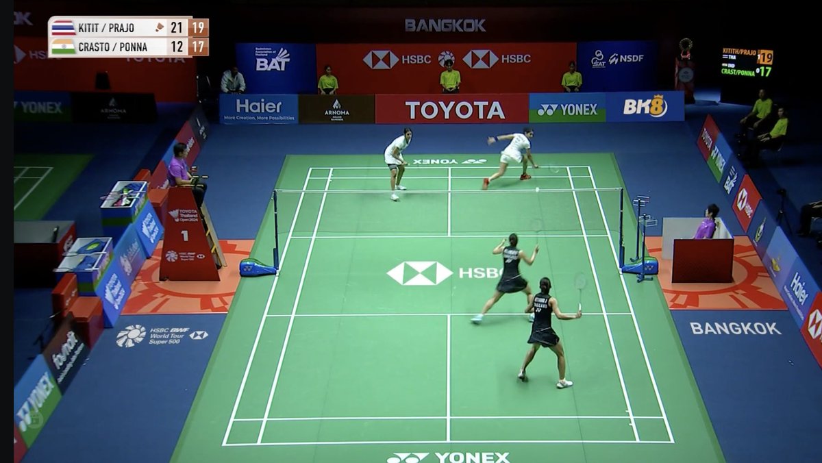 #ThailandOpenSuper500 #ThailandOpen2024 What a rally! Absolutely breathtaking women's doubles badminton that had the crowd roaring along. Great defense for the most part by AshTan but instead of 18-19 it is match points for the Thai pair. indianexpress.com/article/sports…