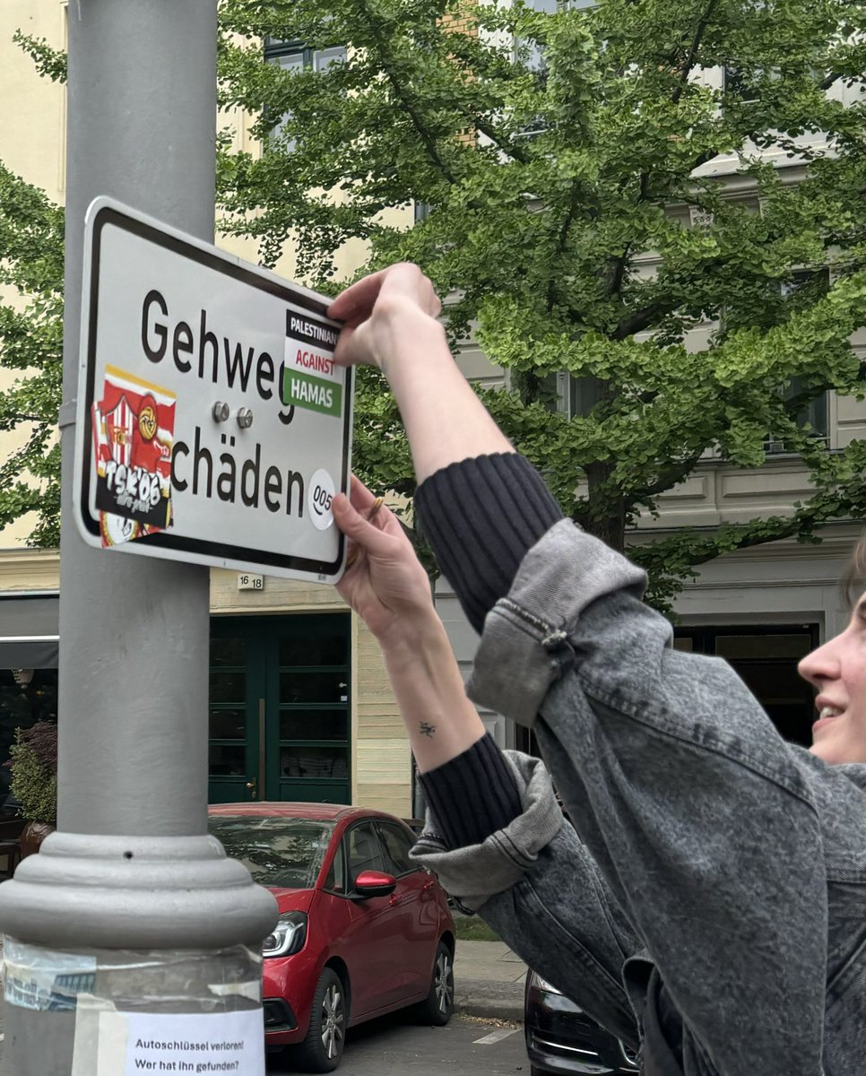 Prenzlauer Berg. Habe die Person gefragt, wieso sie einen Sticker abmacht, auf dem „Palestinians against Hamas" steht &amp; ob sie Palästinenserin ist. „Nein, bin ich nicht, aber sie sollten gegen Israel sein!", war die Antwort. Warum denkt diese Person, sie könne darüber 1/