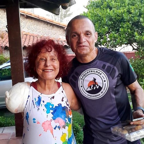 EMOÇÃO 🚨 A escritora Roseana Murray compartilhou nas redes sociais o reencontro emocionante com o maratonista Eduardo Neves, que a salvou do ataque dos pitbulls. O atleta chegou a ser avisado para não seguir pela rua, por causa dos cachorros bravos à solta, mas não hesitou ao