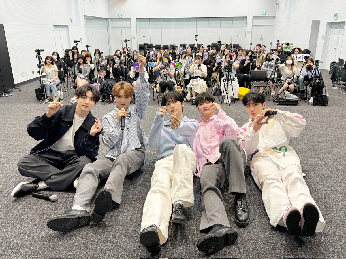 [📸] 240518 도쿄 팬사인회 

✍️🐰🐹🐱🐻🦊💓 

#DKZ #디케이지
#REBOOT
#LikeaMovie