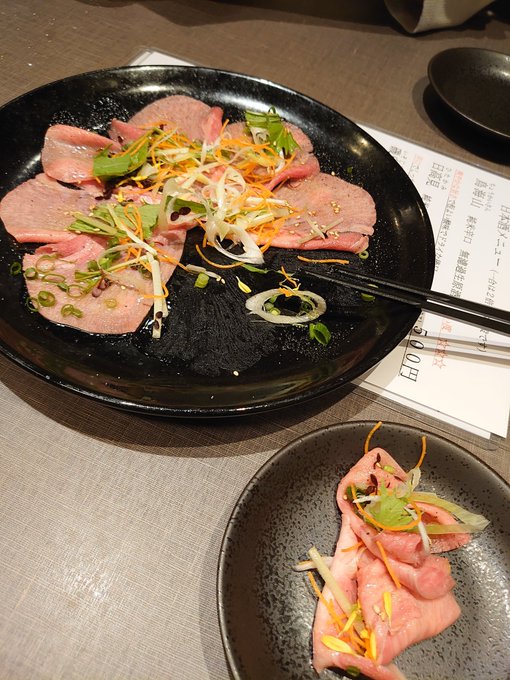 神田駅のいぶりさんで飲み。肉寿司と牛タン素敵でしたわー。 
