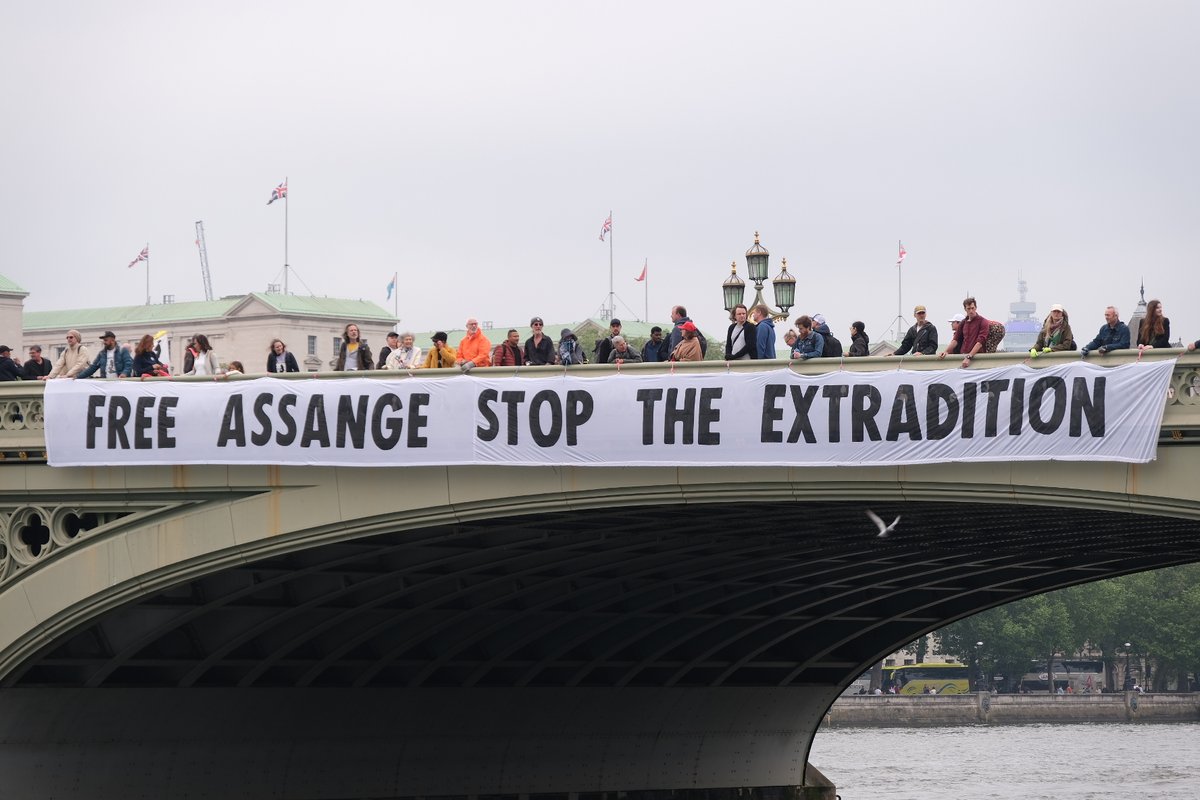 FreeAssangeNews's tweet photo. This morning, Assange supporters gathered on Westminster Bridge in London as they called on the UK Justice system to #StopTheExtradition ahead of #Assange's final UK appeal hearing on Monday

 📸 @isabell_jezek 

#FreeAssangeNOW #LetHimGoJoe https://t.co/cQhuY5HQjM