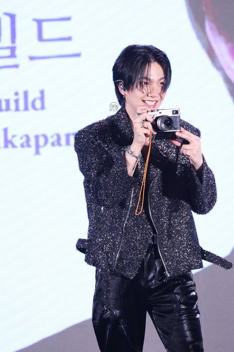 He brings the camera to every FM because he wants to keep the sweetest memories in the photograph forever 📸💙 BUILD CLOSE TO YOU FM #BuildJakapanFMinKorea