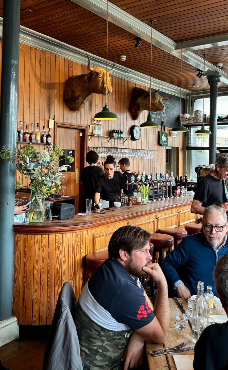 A lovely atmosphere in this corner Gastro. #kentishtown #londonpubs #bull