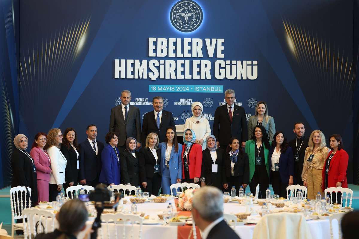 Ebelik ve hemşirelik mesleğinin özverili mensuplarıyla “Ebe ve Hemşireler Haftası” vesilesiyle buluştuk. 

Beyaz önlükleri, sadece bir üniforma değil, merhametin, şefkatin ve dayanışmanın da timsali. 

Dinlediğimiz sayısız kahramanlık hikayeleri ile gördük ki; çehreler, zaman ve