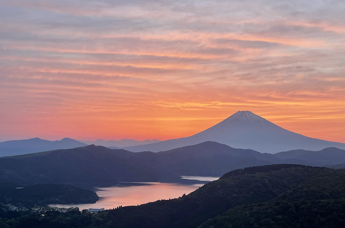 tkm19870627's tweet photo. x投稿久々すぎた😅本日の夕焼け〜☝️🗻
#箱根 #大観山 #芦ノ湖 #富士山 https://t.co/8IytZKMxHu