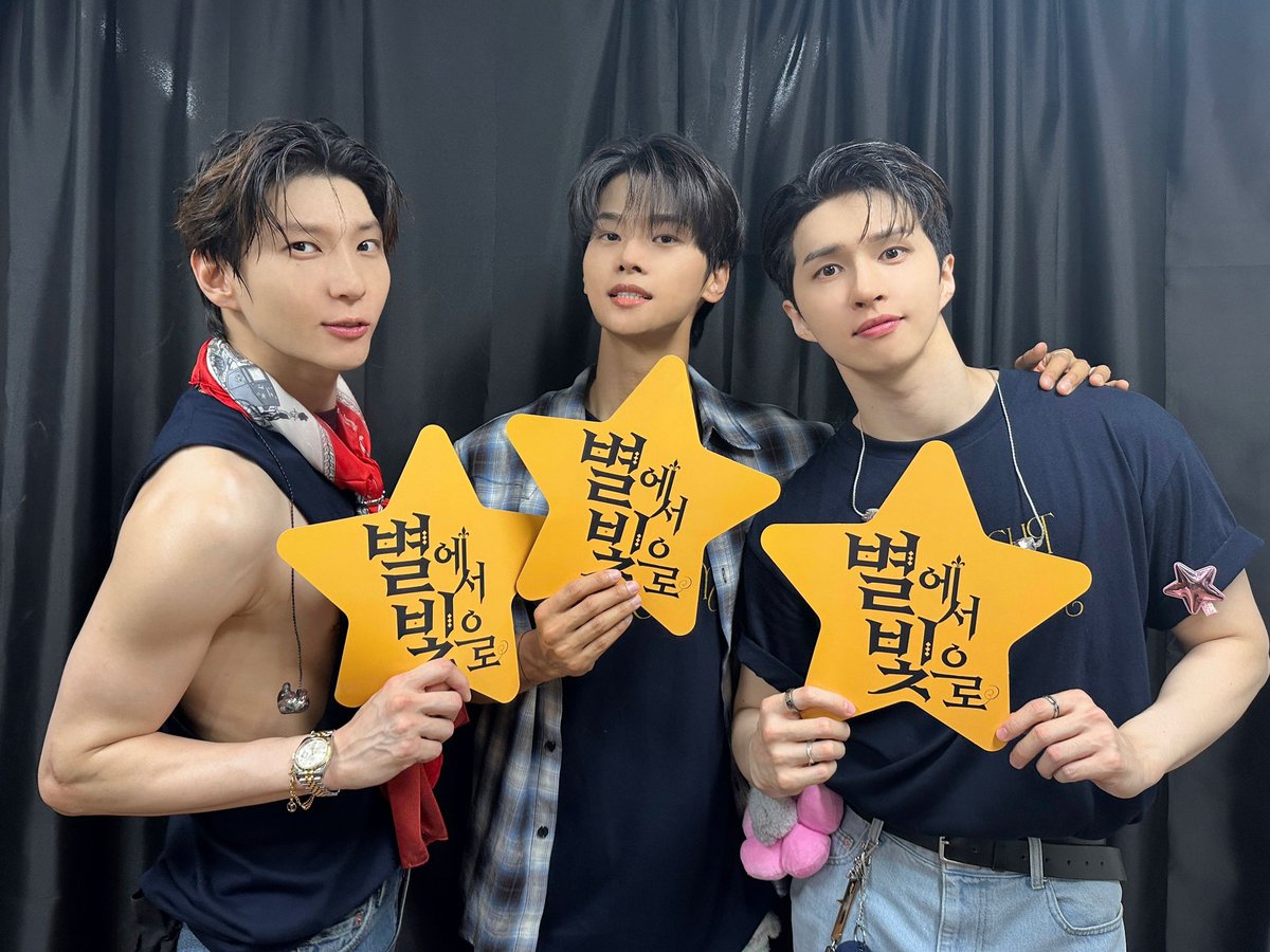 RealVIXX's tweet photo. 나는 로빅이다. VIXX ST★RLIGHT 6TH FANMEETING [STARLIGHT BALLROOM]💙💛 #별빛 공주와 함께 있을 때 가장 행복한 #빅스 왕자들👑 내일도 함께 하자❣️ [이상, RT작전 실행하라!]

#VIXX #STARLIGHT #별여섯
#별여섯_팬미팅 #STARLIGHT_BALLROOM https://t.co/ngIS392AdL