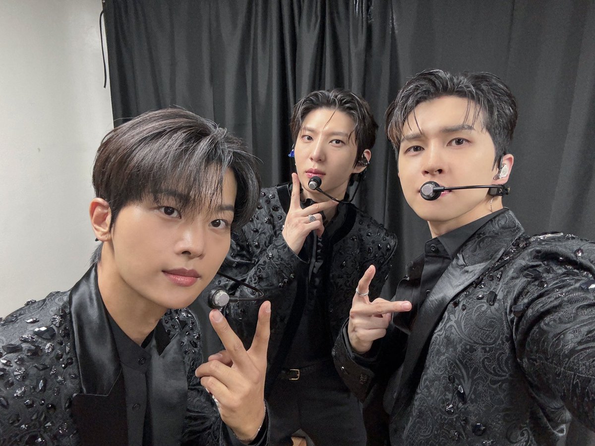 RealVIXX's tweet photo. 나는 로빅이다. VIXX ST★RLIGHT 6TH FANMEETING [STARLIGHT BALLROOM]💙💛 #별빛 공주와 함께 있을 때 가장 행복한 #빅스 왕자들👑 내일도 함께 하자❣️ [이상, RT작전 실행하라!]

#VIXX #STARLIGHT #별여섯
#별여섯_팬미팅 #STARLIGHT_BALLROOM https://t.co/ngIS392AdL