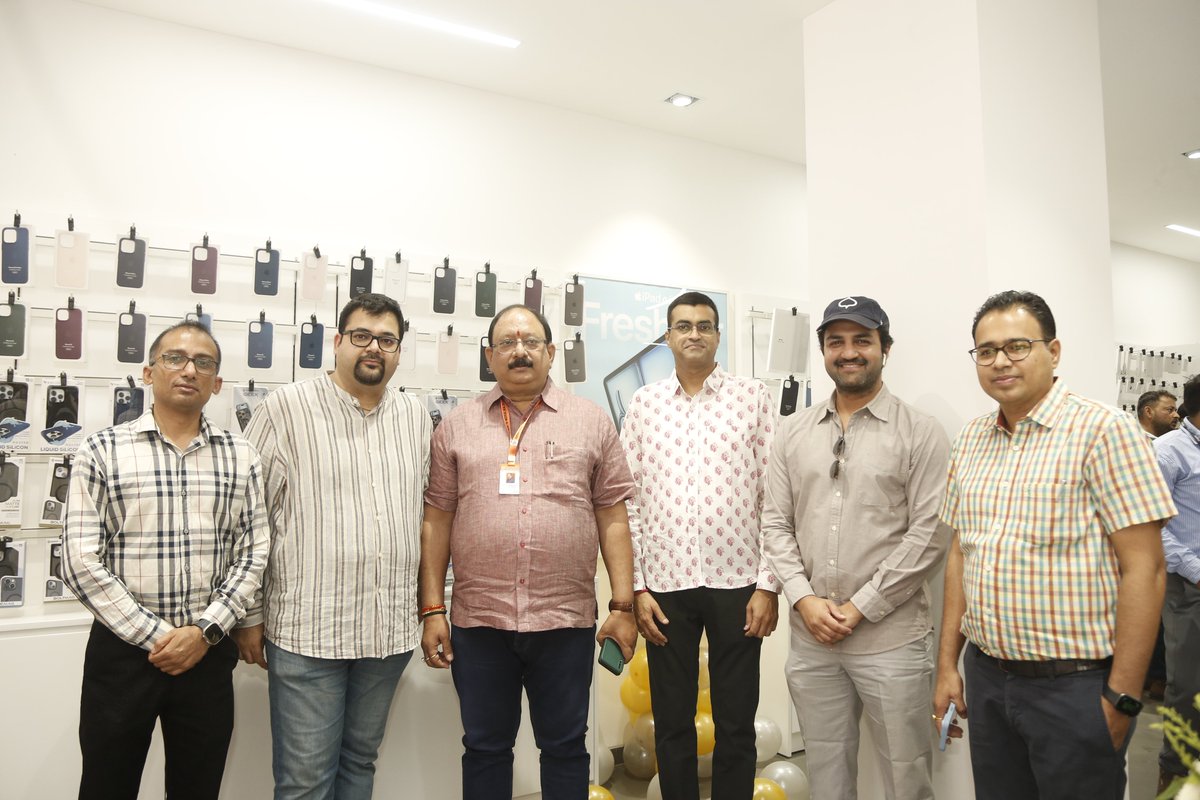 It was with great privilege and honor that we welcomed Dr. Vivek Kumar Mishra, Joint Director, Department of Medical Health & Family, as our esteemed guest of honor for the inauguration of Imagine's second store in Prayagraj. Book Offer @ bit.ly/IMGPRJ 📞 82874-82874