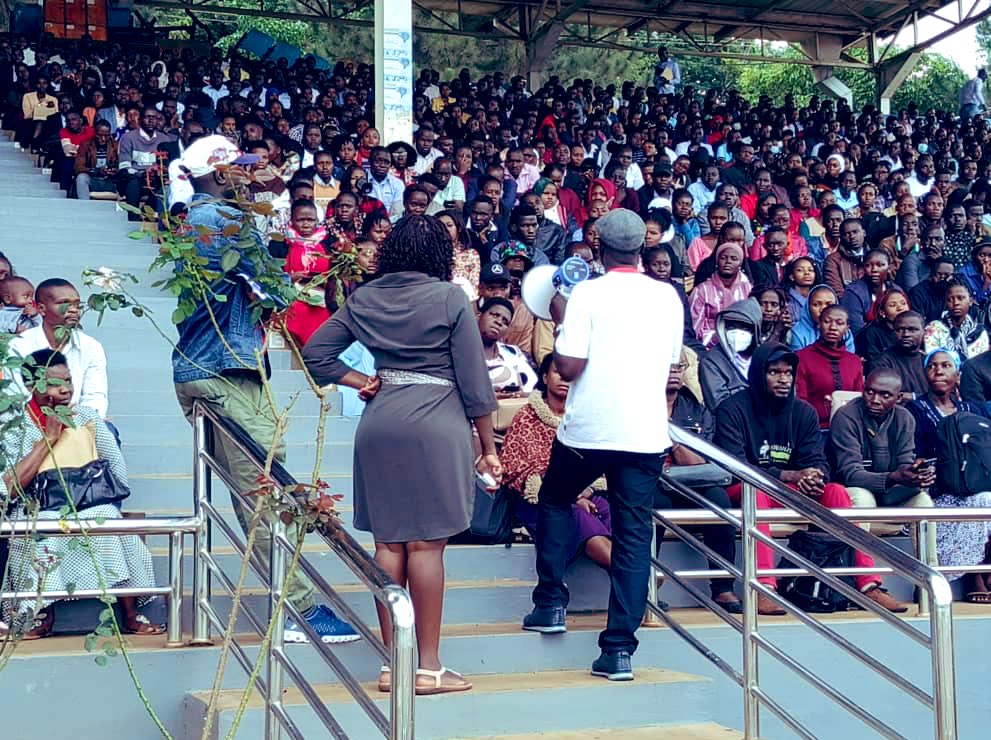 Today, 10,000 people gathered at Kololo to do interviews.

NIRA advertised 300 vacancies for accounts assistant, stores assistant and transport and logistics assistants😱