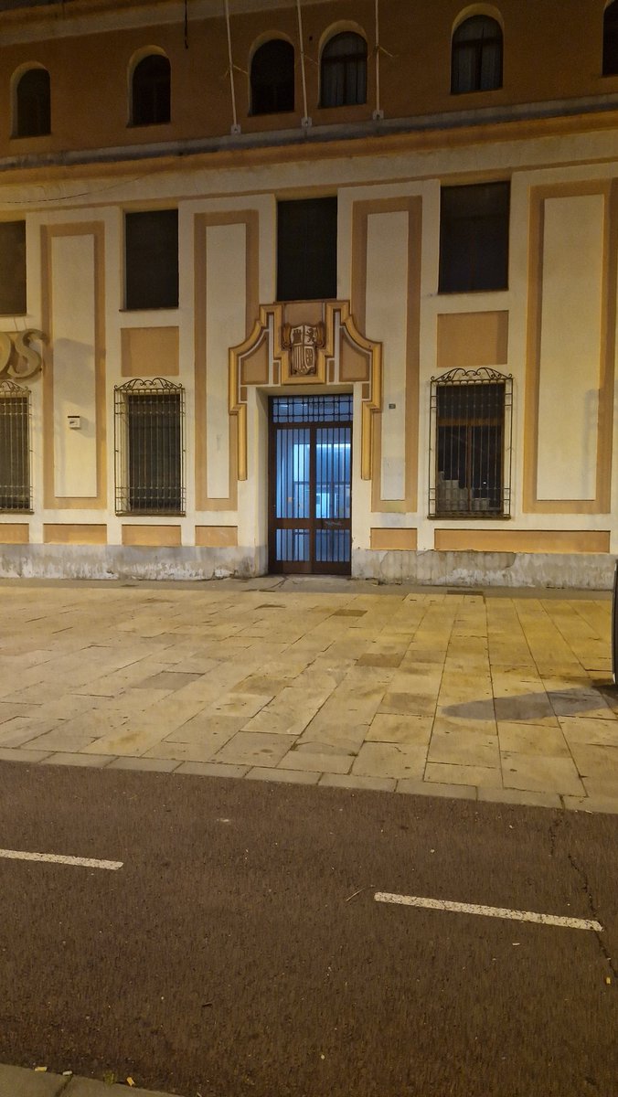 Están echando horas extras en correos?