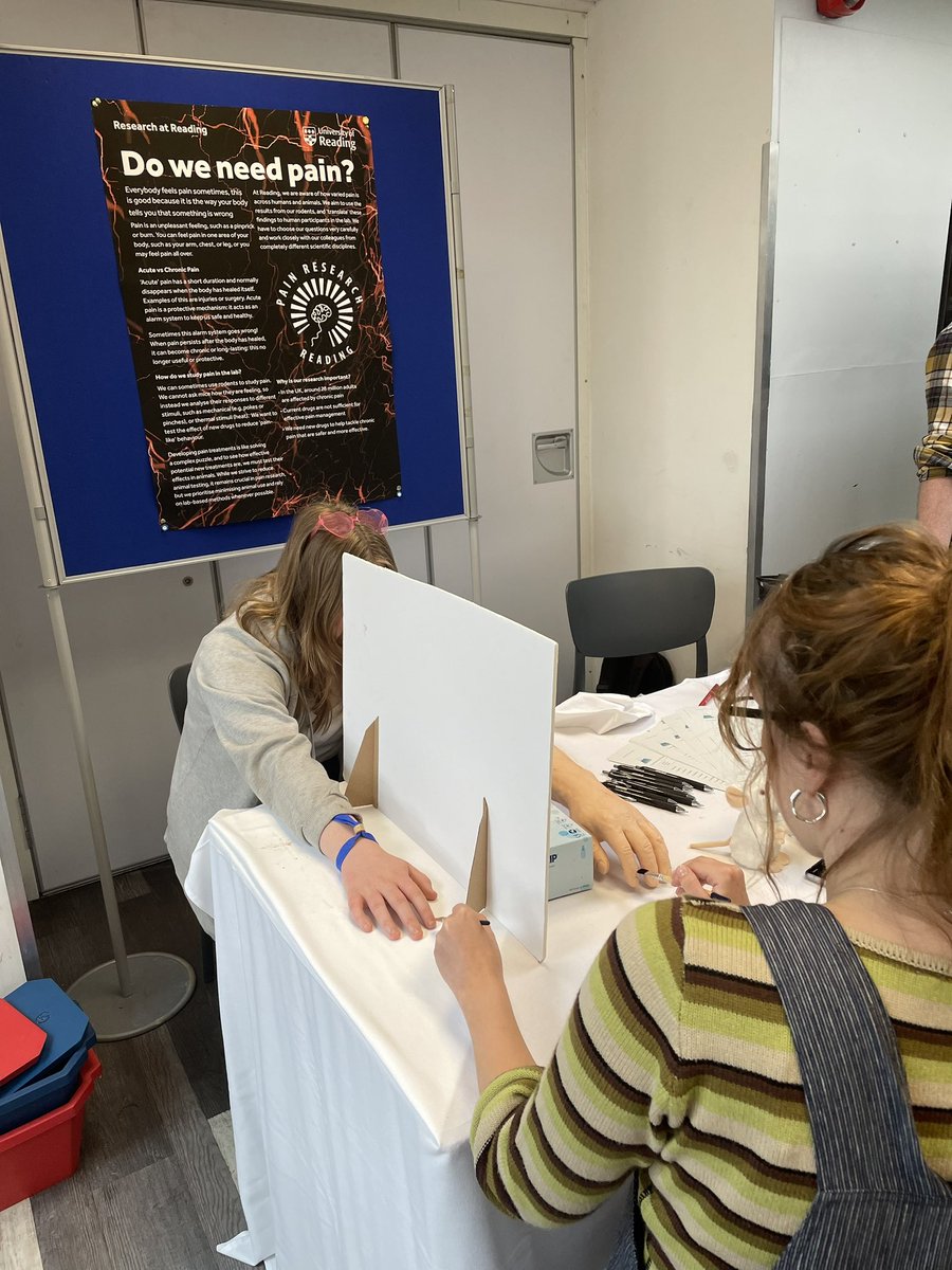 Powerful demonstration of how our brains can play tricks on us with the Phantom Limb experiment.  In the Research zone at the University of Reading’s community festival.  #ReadingUniversity #ReadingPharmacy #ReadingPainResearch