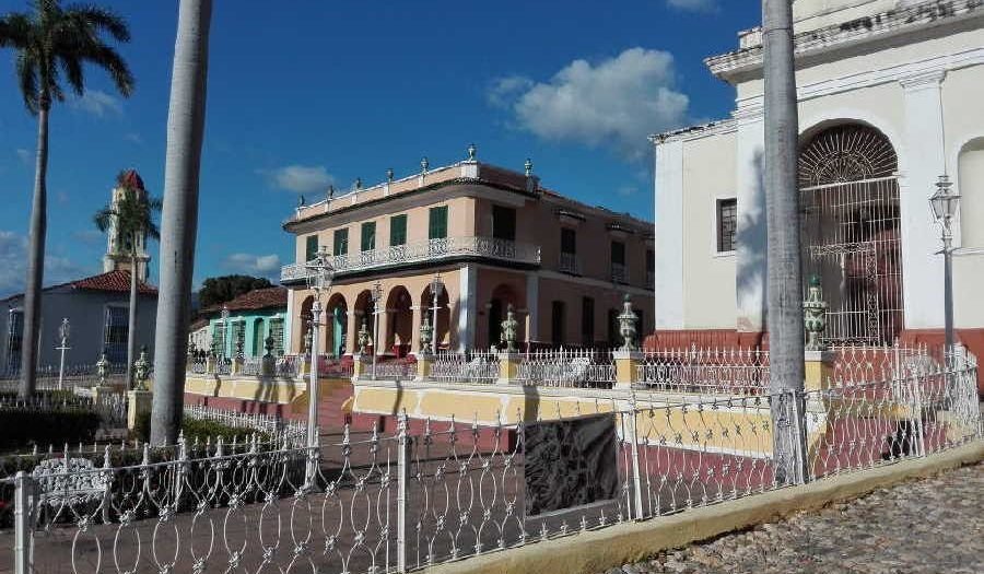 Museo Romántico: la perla de #TrinidadDeCuba La institución arriba a su medio siglo con una de las colecciones más valiosas de las artes decorativas en #Cuba y el premio como Museo del Año escambray.cu/?p=332831 @AlpidioAlonsoG @fernandorojas_6 @CulturaEspiritu