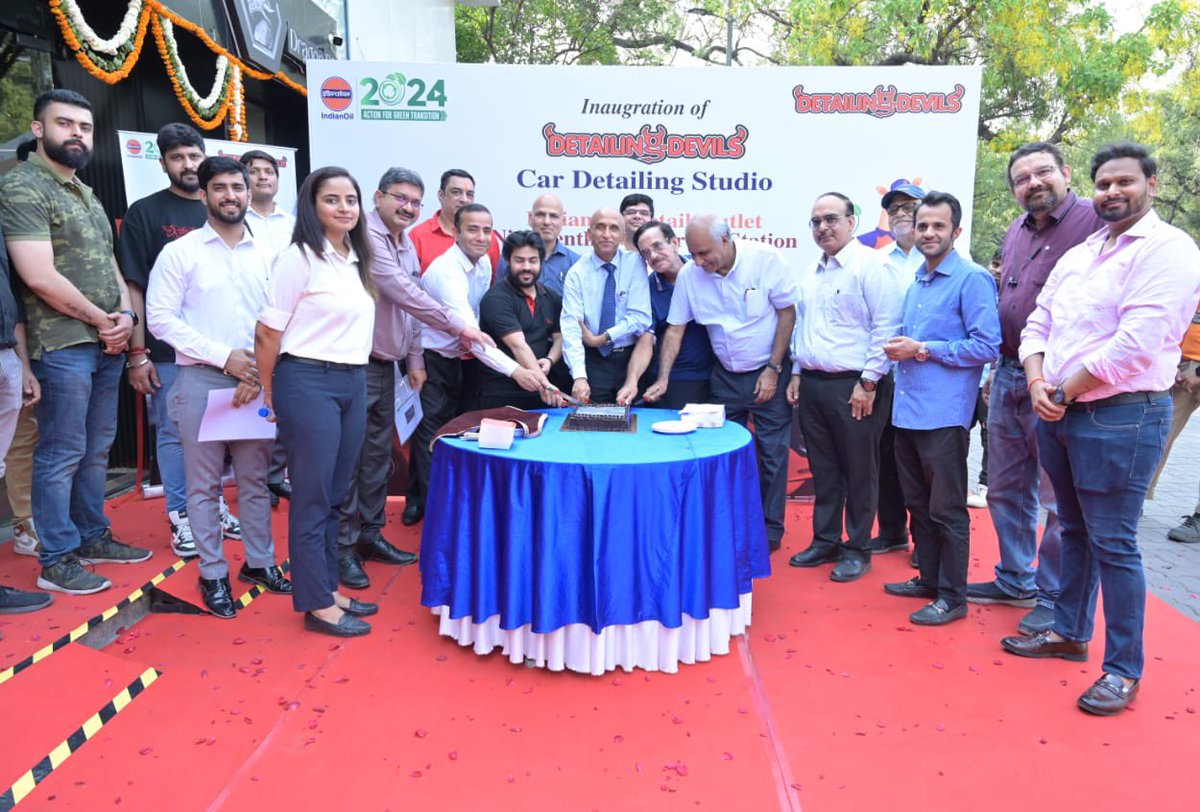 iocl_do's tweet photo. Celebrating togetherness !

ED&amp;SH, DSO along with SRH, DSO &amp; officials of Delhi SO &amp; DO inaugurated First “Detailing Devils” Studio at Retail Outlet of Delhi DO. It is one of the leading detailing studios in India who specialises in various car detailing facilities. https://t.co/BL0BFiUt9D