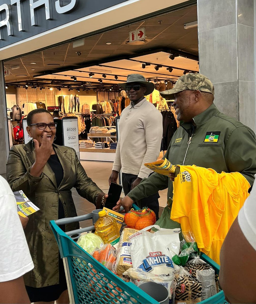 Walkabout in Mahikeng Mall with NW ANC Provincial Chairperson, @nonomaloyi . The jubilation is unmatched as the African National Congress remain #VoteANC2024 #LetsDoMoreTogether #ComeDuze ⚫️🟢🟡