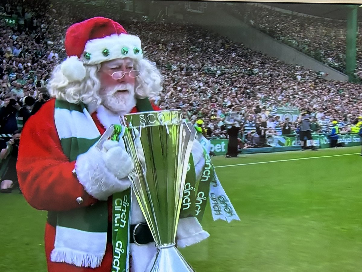 Santa delivers the #spfl Premiership trophy to Celtic. #Celticfc