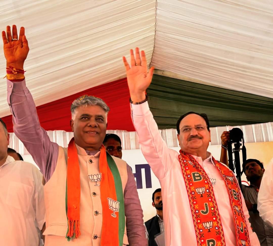 DrRajeevBJP's tweet photo. “भाजपा की सरकार क्षेत्रवाद में नहीं बल्कि विकासवाद में विश्वास रखने वाली जिम्मेदार सरकार होती है”

भाजपा के राष्ट्रीय अध्यक्ष श्री जगत् प्रकाश नड्डा जी ने आज रैहण मैदान में आयेजित विशाल जनसभा को सम्बोधित कर भाजपा के जनकल्याणकारी कार्याें को जनता के समक्ष रख भाजपा के पक्ष में मतदान करने का आग्रह किया।

इस अवसर पर प्रदेश अध्यक्ष डॉ राजीव बिंदल जी सहित भाजपा के अनेक विधायक व पूर्व विधायक विशेष रूप से उपस्थित रहे। 

जनसभा में अपना विजयी आशीर्वाद देने को उमड़ा जनसैलाब “कांगडा-चम्बा” से कमल खिलाकर भेजने की गारंटी दे रहा है। क्योंकि इनका विश्वास है जिम्मेदार भाजपा की सरकार पर।
 #AbkiBaar400Paar