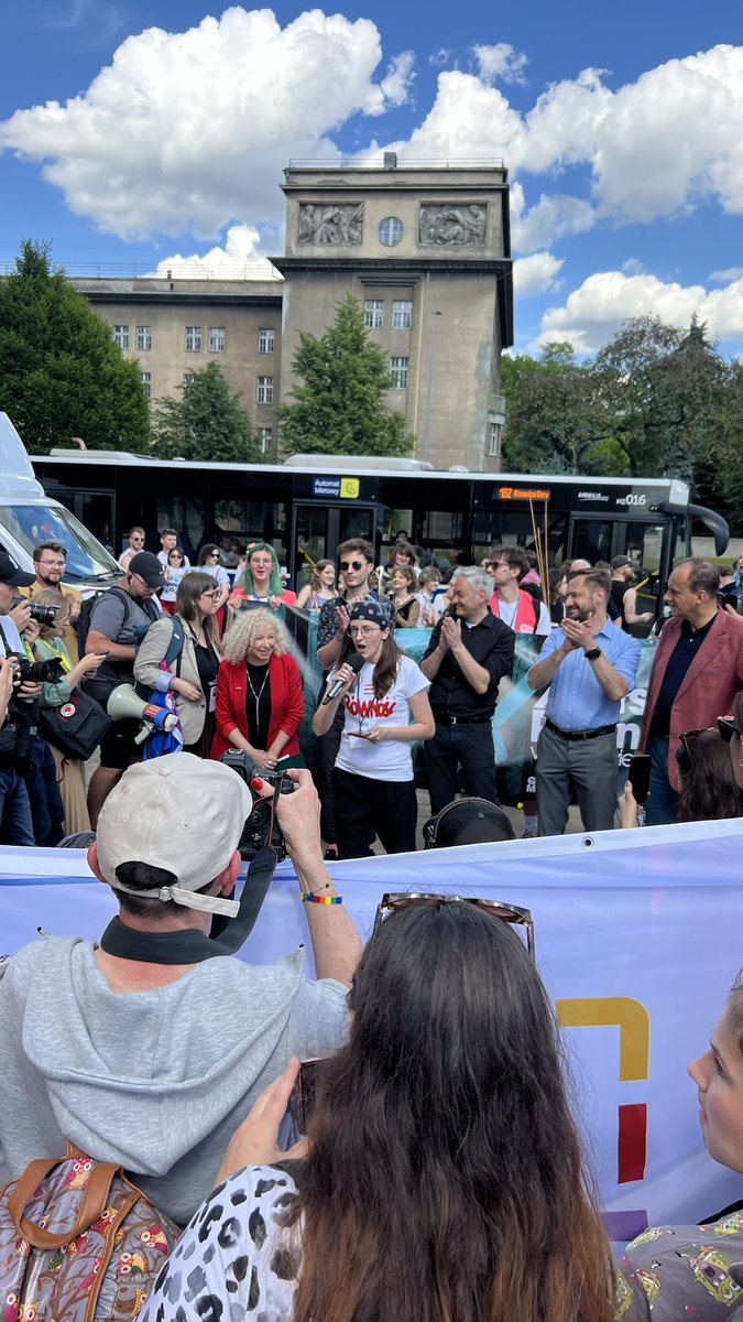 W Krakowie rozpoczął się jubileuszowy 20. Marsz Równości - bierze w nim udział m.in. Prezydent miasta @OlekMiszalski, ministra <a href="/KotulaKat/">Katarzyna Kotula</a> i <a href="/RobertBiedron/">Robert Biedroń</a> 
<a href="/TOKFM_NEWS/">Informacje TOK FM</a>